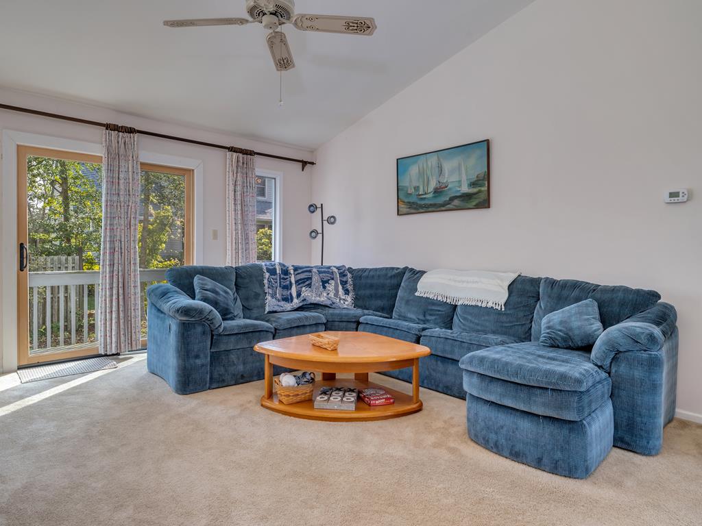 https://realtimerental.com/rrv10/RentalPhotos/1217/1217957.9.jpg