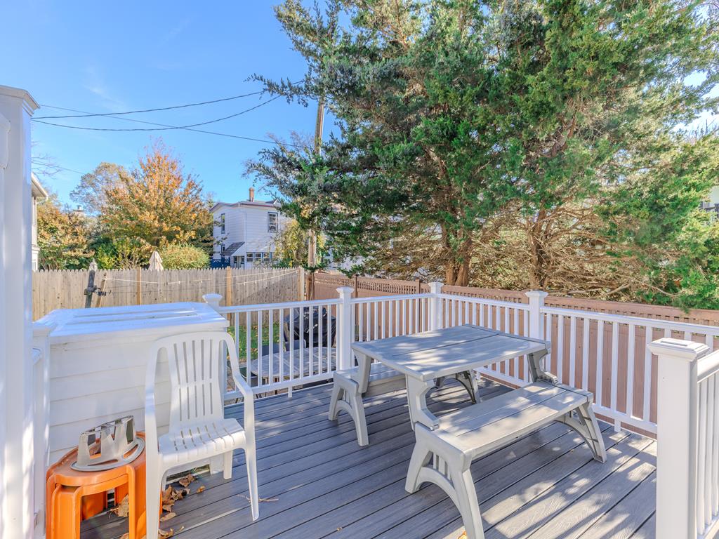 909 Queen Street | Photo 32