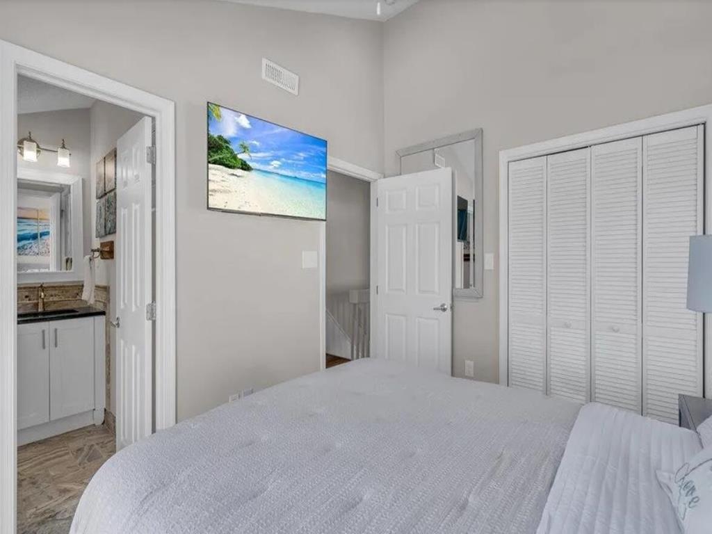 https://realtimerental.com/rrv10/RentalPhotos/1221/1221328.16.jpg