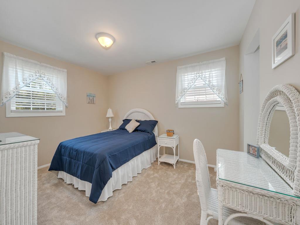 https://realtimerental.com/rrv10/RentalPhotos/1222/1222328.21.jpg