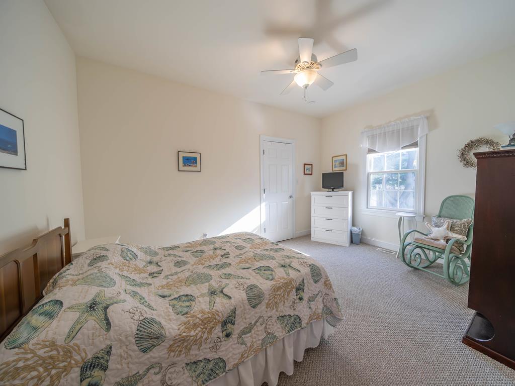 https://realtimerental.com/rrv10/RentalPhotos/1222/1222893.14.jpg