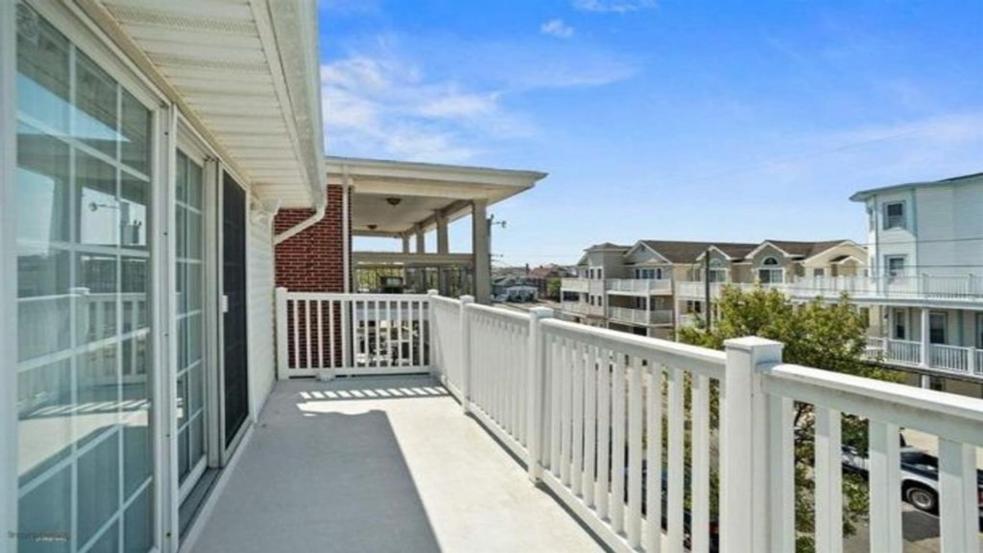 221 E Glenwood