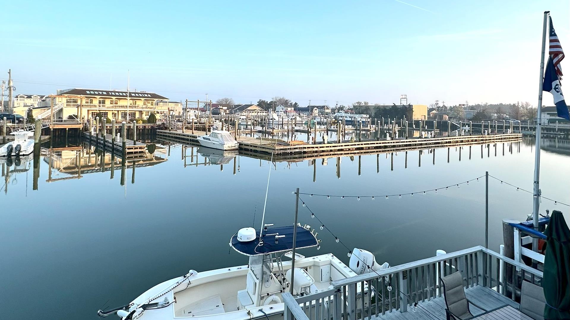 Escape to Yacht - Upstairs Apartment