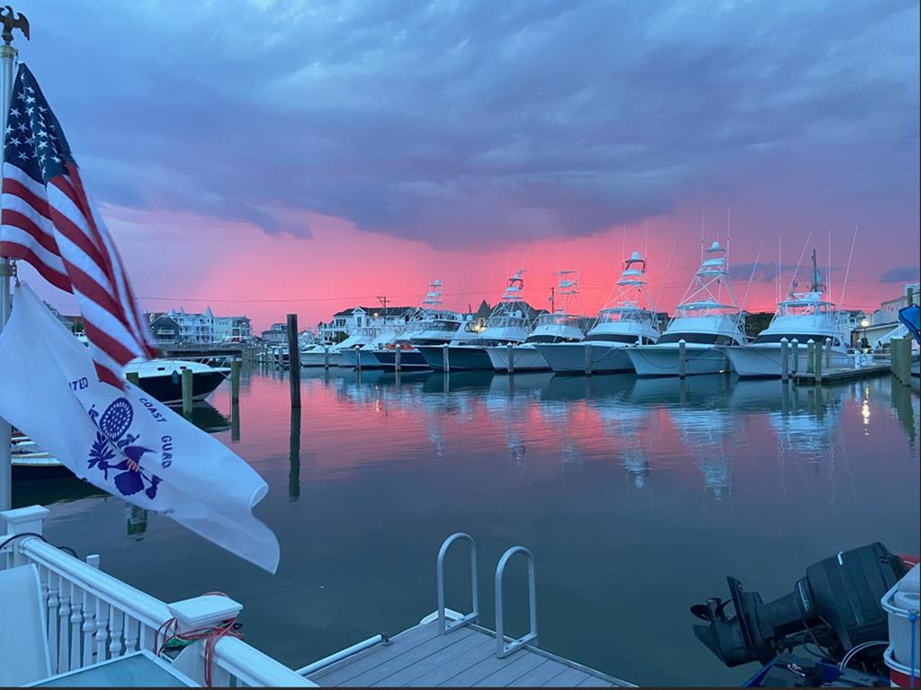 Escape to Yacht - Upstairs Apartment