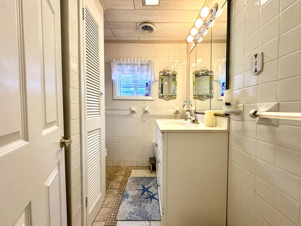 Escape to Yacht - Upstairs Apartment | Photo 13