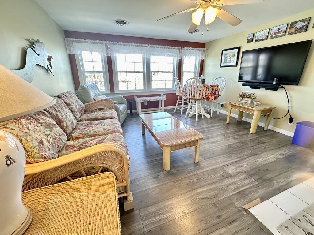 Escape to Yacht - Upstairs Apartment | Photo 16