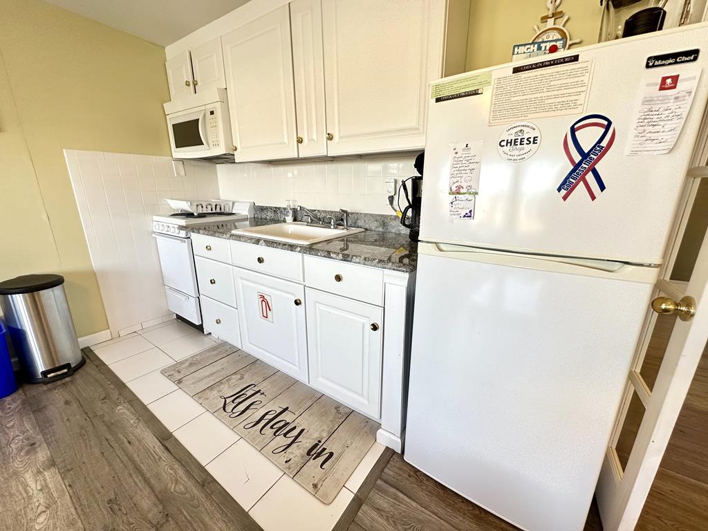 Escape to Yacht - Upstairs Apartment | Photo 17