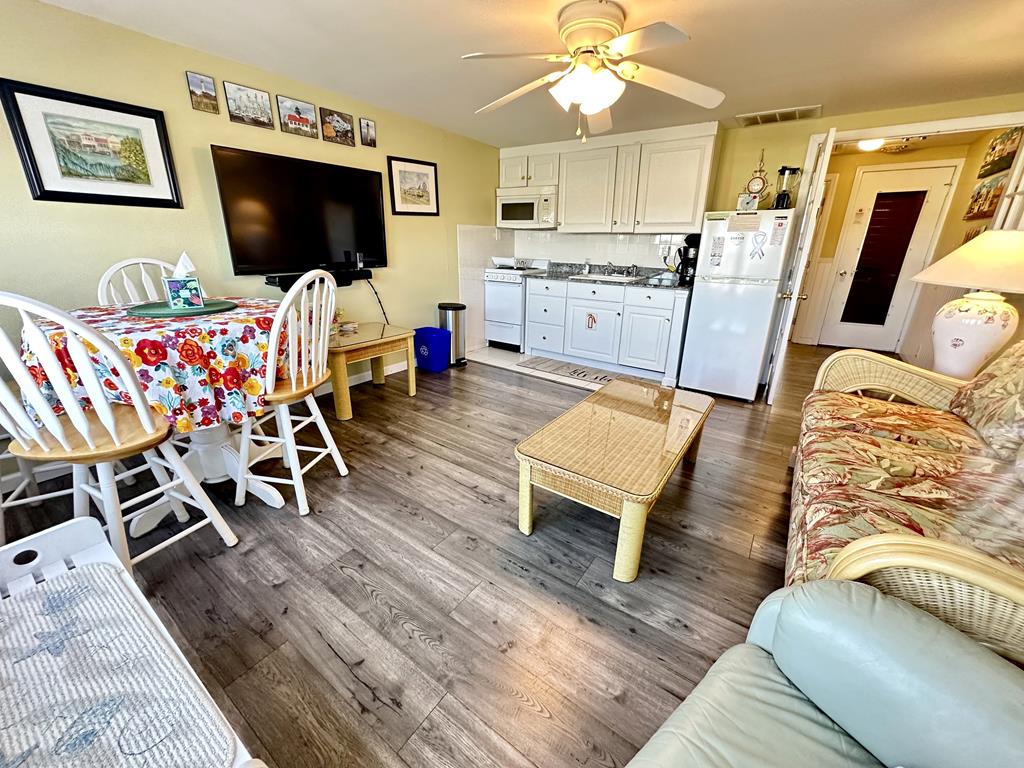 Escape to Yacht - Upstairs Apartment | Photo 18