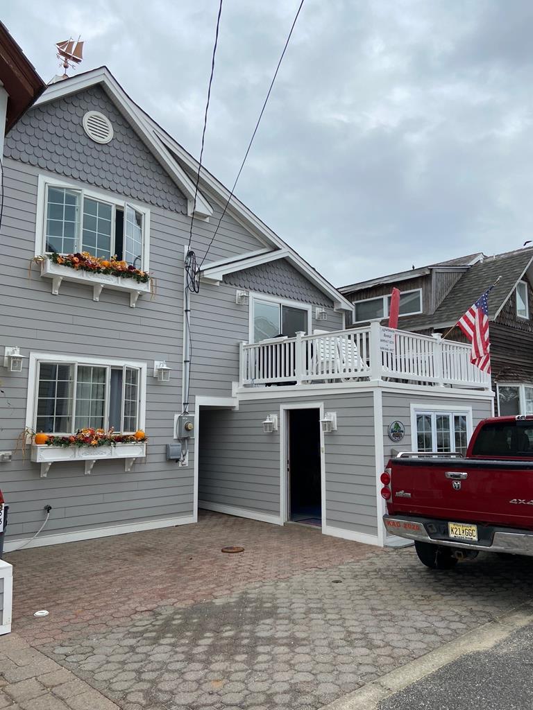 Escape to Yacht - Upstairs Apartment