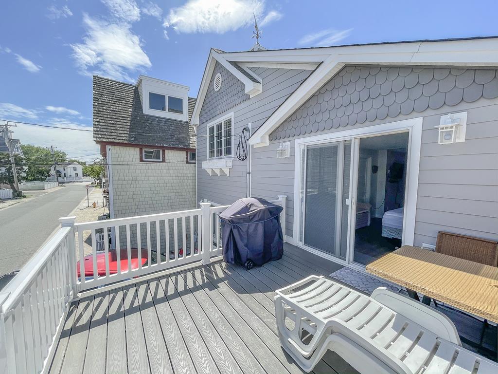 Escape to Yacht - Upstairs Apartment | Photo 3