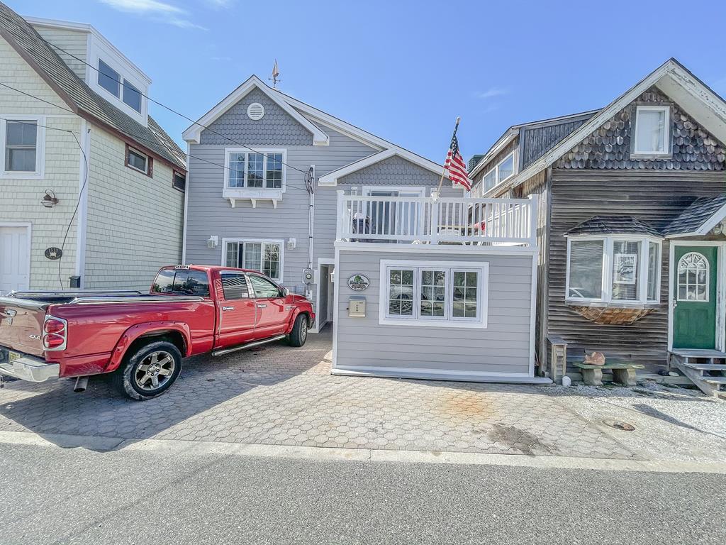 Escape to Yacht - Upstairs Apartment | Photo 15