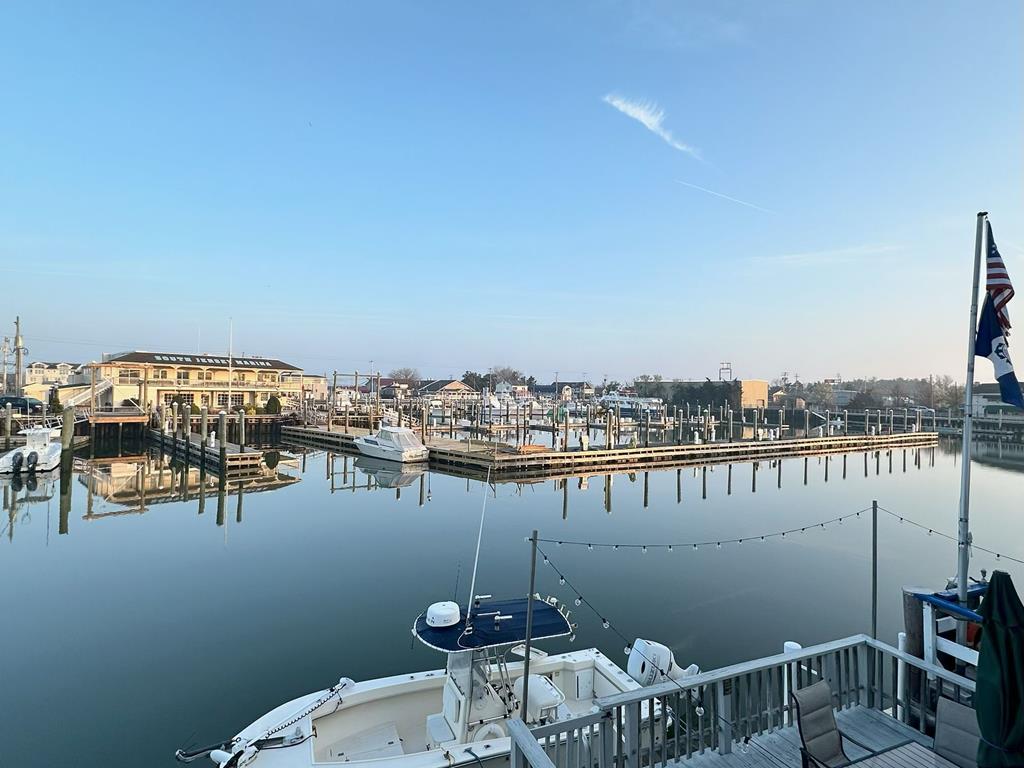 Escape to Yacht - Upstairs Apartment | Photo 4