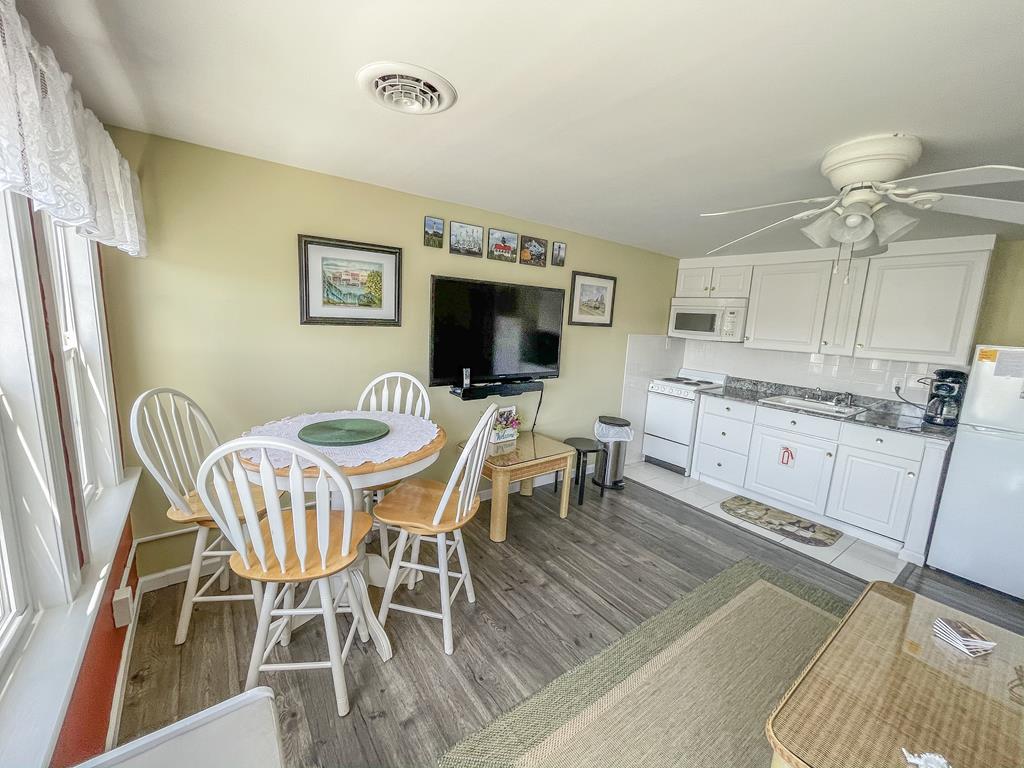 Escape to Yacht - Upstairs Apartment | Photo 8