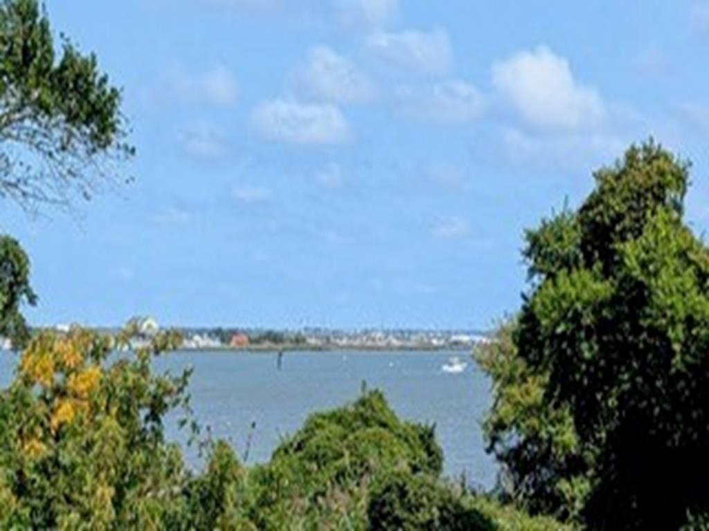 Water View, Lots of Space, 10 Blocks to CM Beach