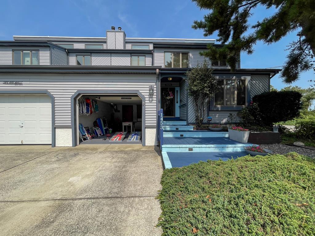 Water View, Lots of Space, 10 Blocks to CM Beach | Photo 4