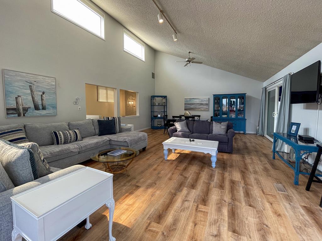 Water View, Lots of Space, 10 Blocks to CM Beach | Photo 22