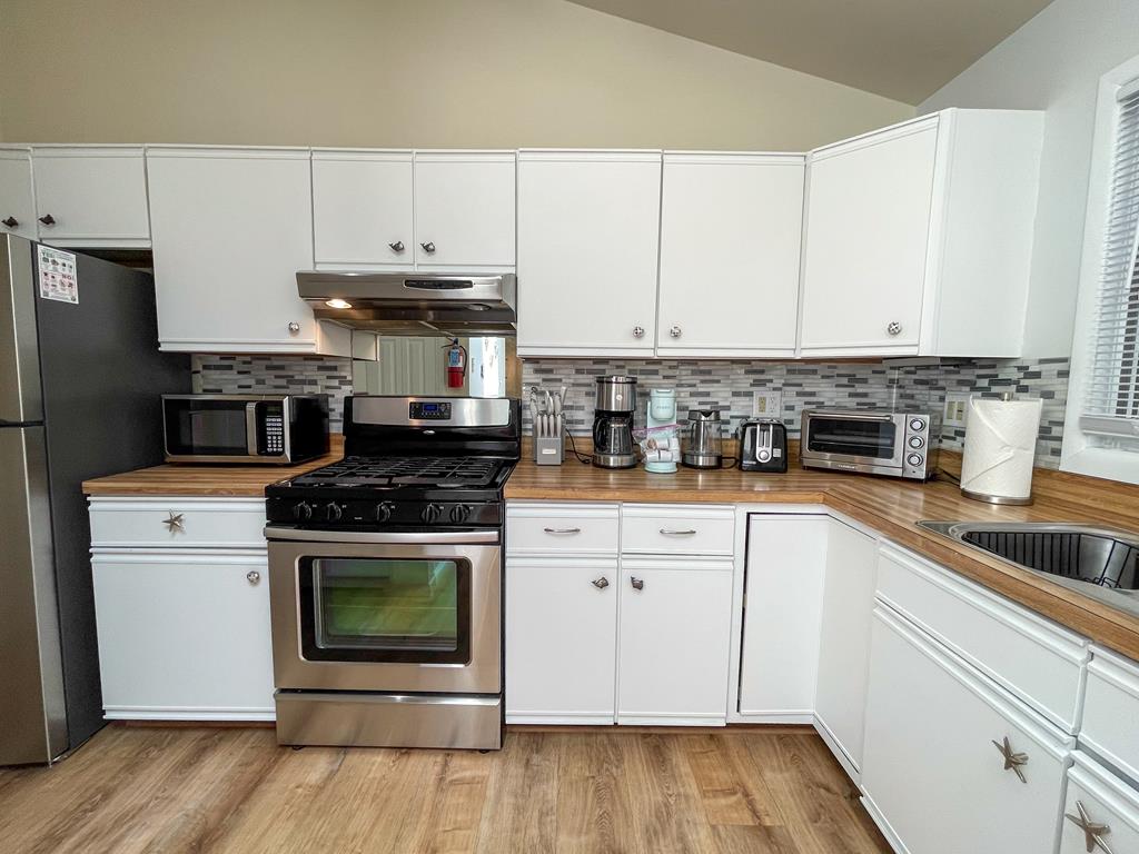 Water View, Lots of Space, 10 Blocks to CM Beach | Photo 26