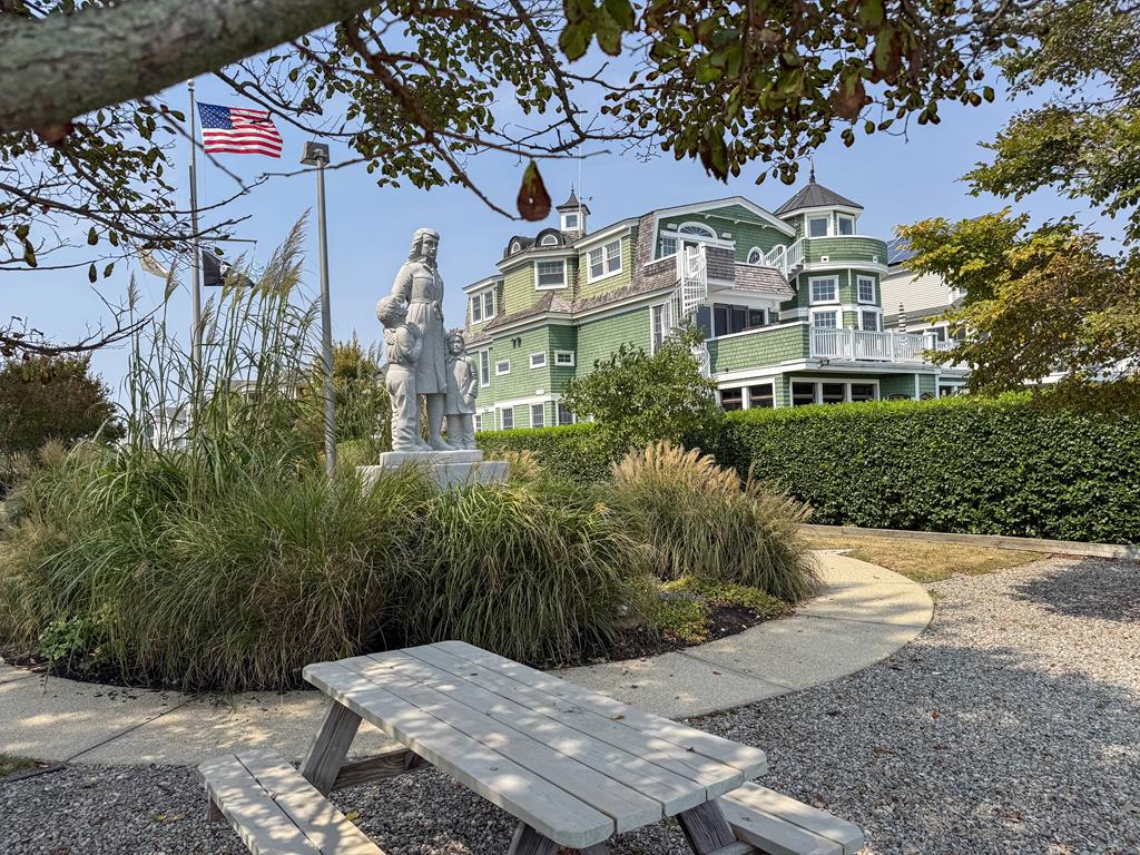 Water View, Lots of Space, 10 Blocks to CM Beach | Photo 34