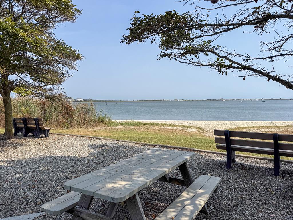 Water View, Lots of Space, 10 Blocks to CM Beach | Photo 35