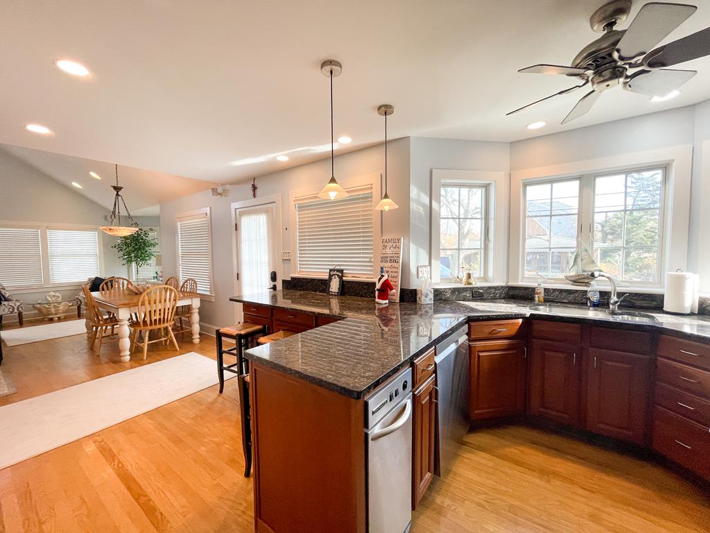 225 Brainard Avenue | Photo 17