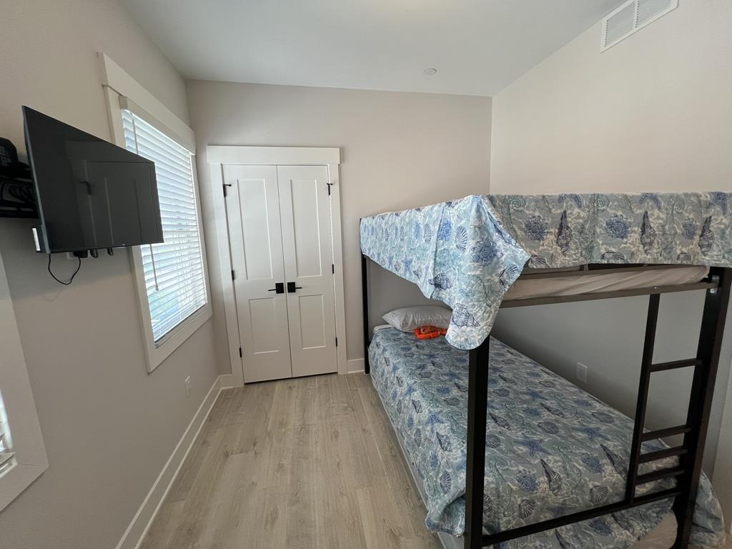 https://realtimerental.com/rrv10/RentalPhotos/1233/1233945.22.jpg