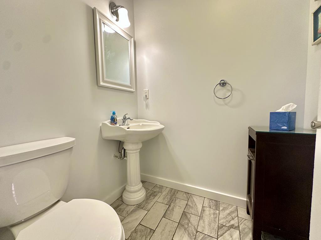 https://realtimerental.com/rrv10/RentalPhotos/1235/1235833.10.jpg