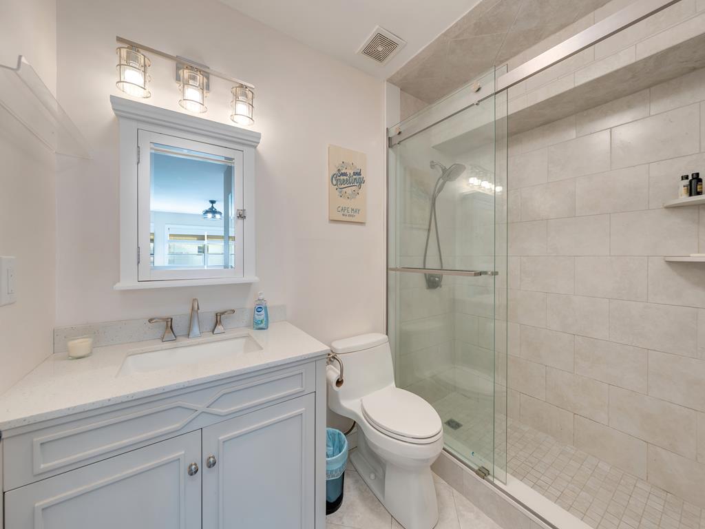https://realtimerental.com/rrv10/RentalPhotos/1236/1236804.15.jpg