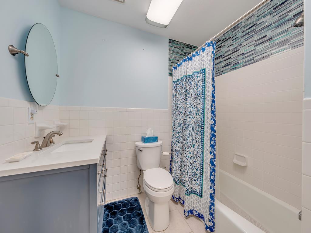 https://realtimerental.com/rrv10/RentalPhotos/1238/1238187.15.jpg