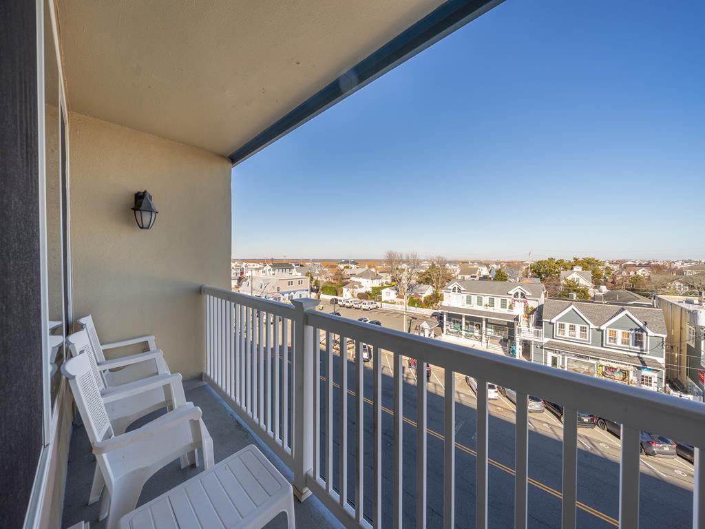 https://realtimerental.com/rrv10/RentalPhotos/1239/1239983.6.jpg