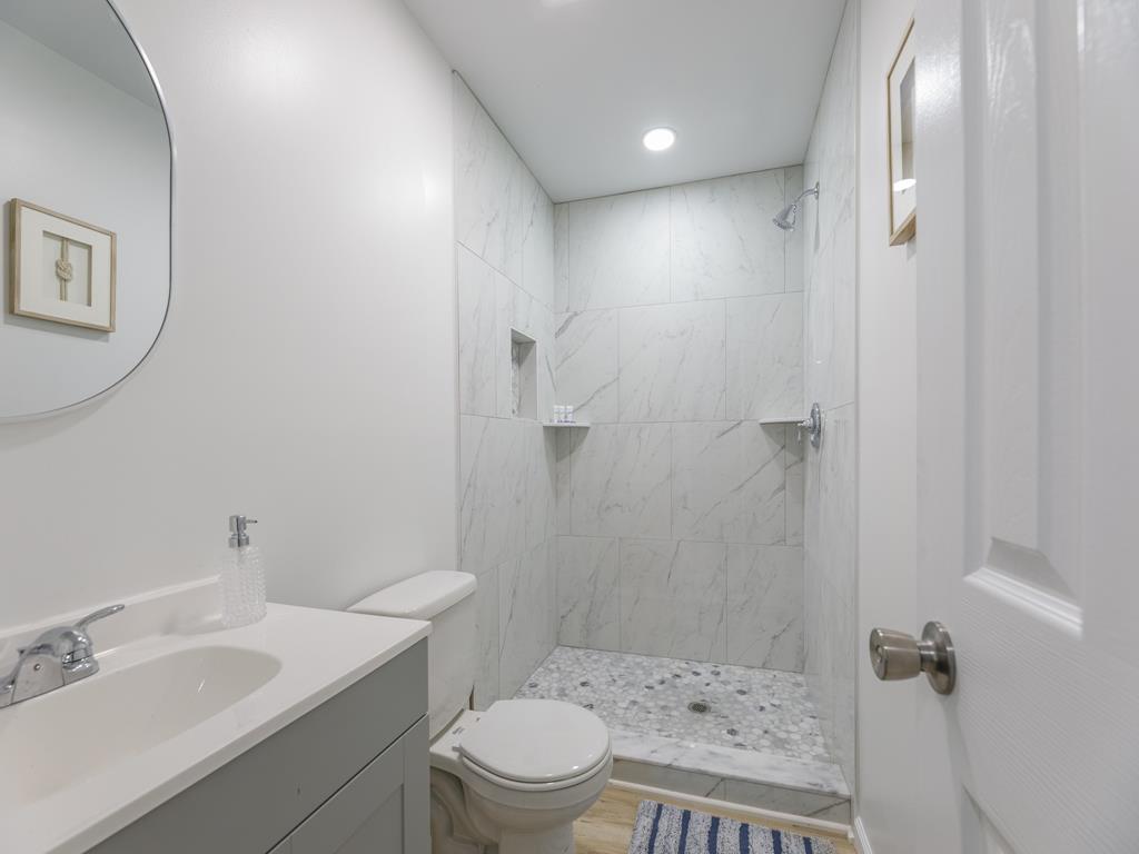 https://realtimerental.com/rrv10/RentalPhotos/1242/1242480.6.jpg