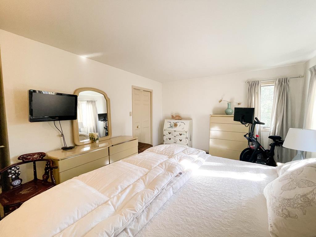 1105 St. James Place - POOL! | Photo 16