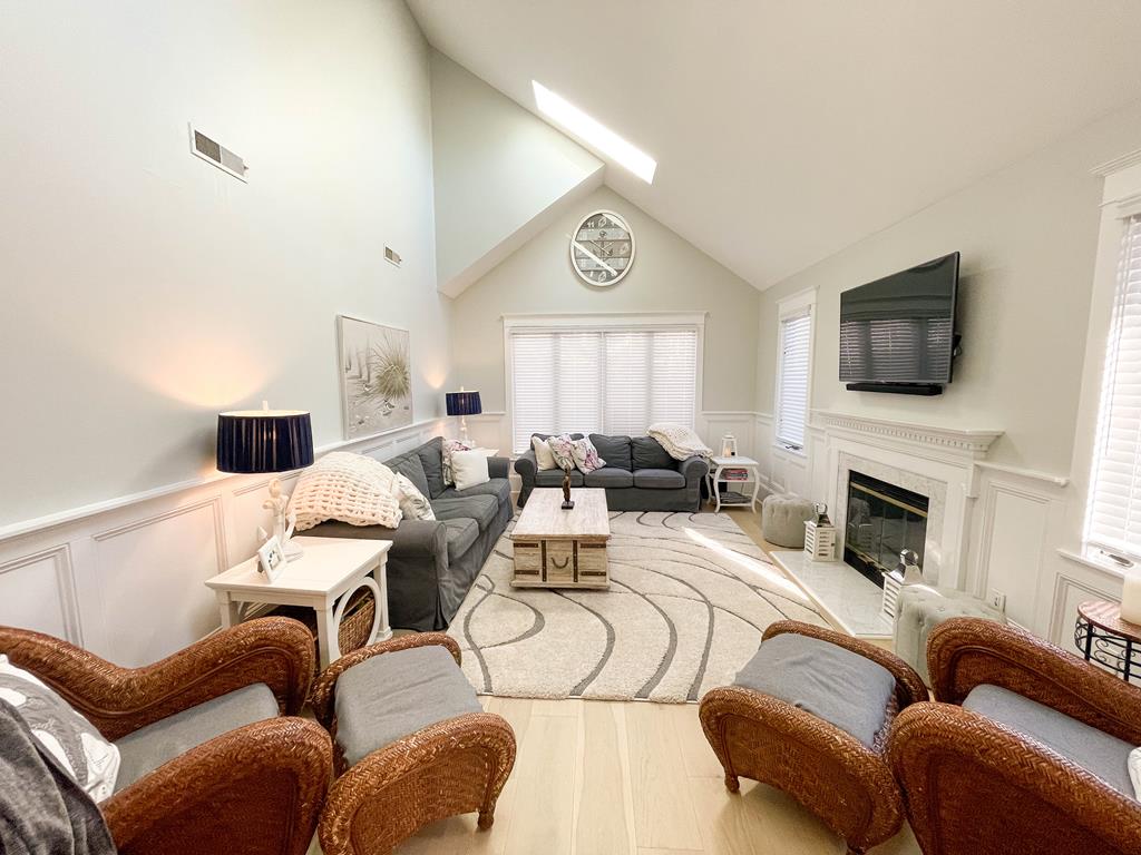 1105 St. James Place - POOL! | Photo 4