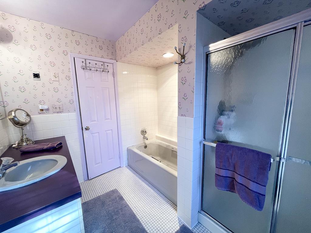 1105 St. James Place - POOL! | Photo 22
