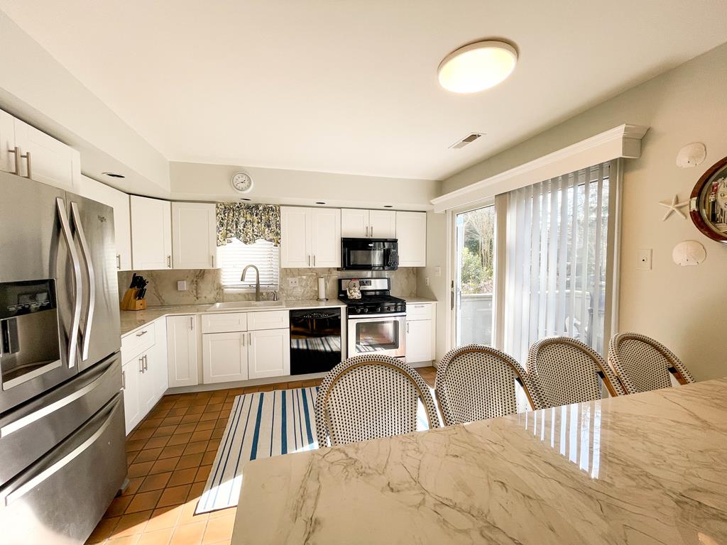 1105 St. James Place - POOL! | Photo 11