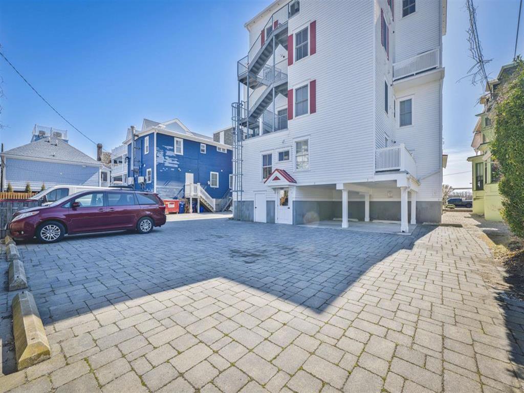 https://realtimerental.com/rrv10/RentalPhotos/1246/1246691.3.jpg