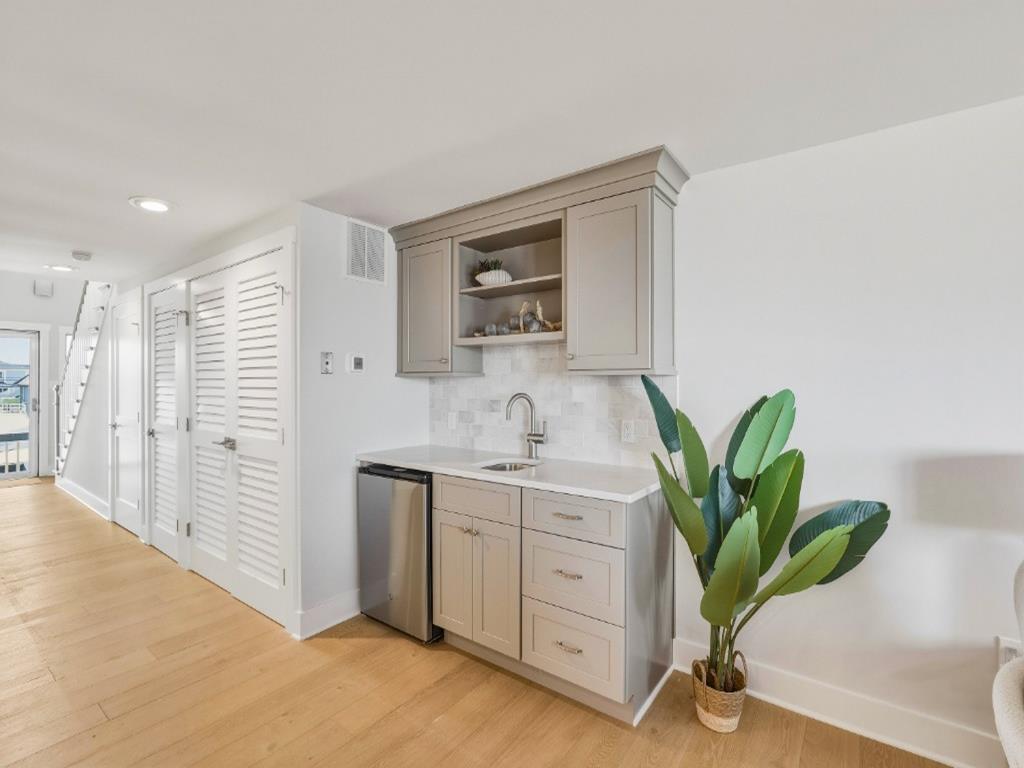 1100 N Bay Avenue, Beach Haven (Bay Front)