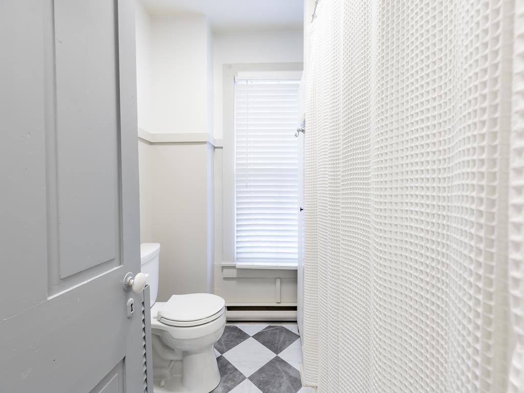 Full Bathroom with Tub/Shower