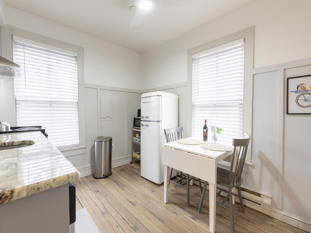 Dining Area for 4 and Kitchen