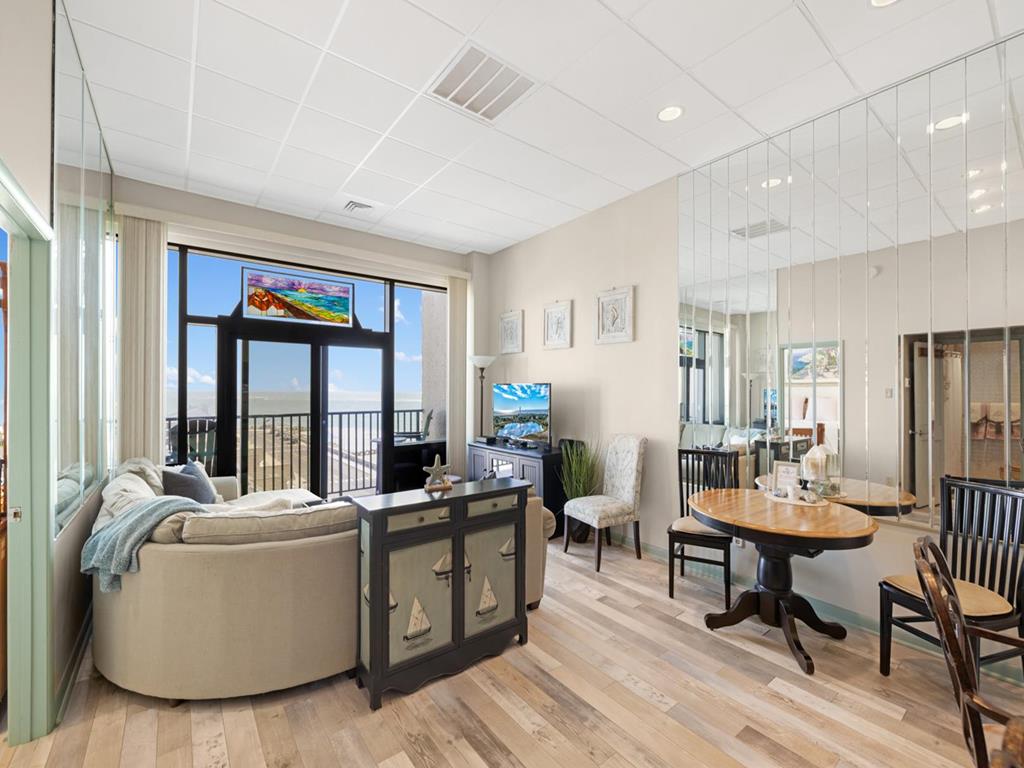 https://realtimerental.com/rrv10/RentalPhotos/1252/1252965.1.jpg