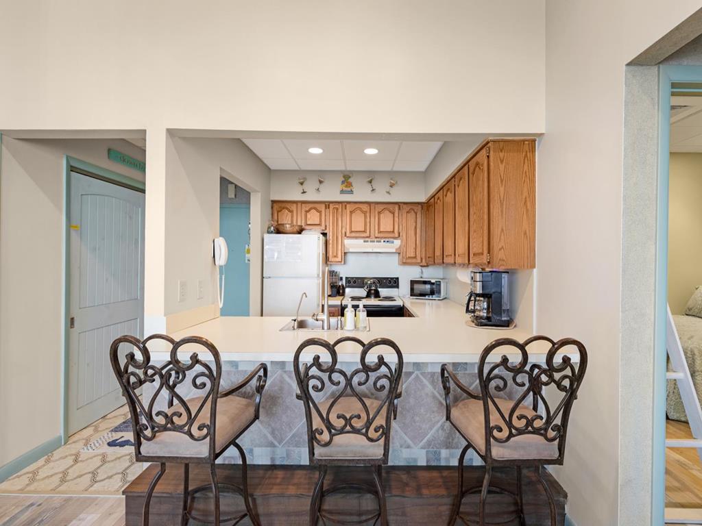 https://realtimerental.com/rrv10/RentalPhotos/1252/1252965.2.jpg