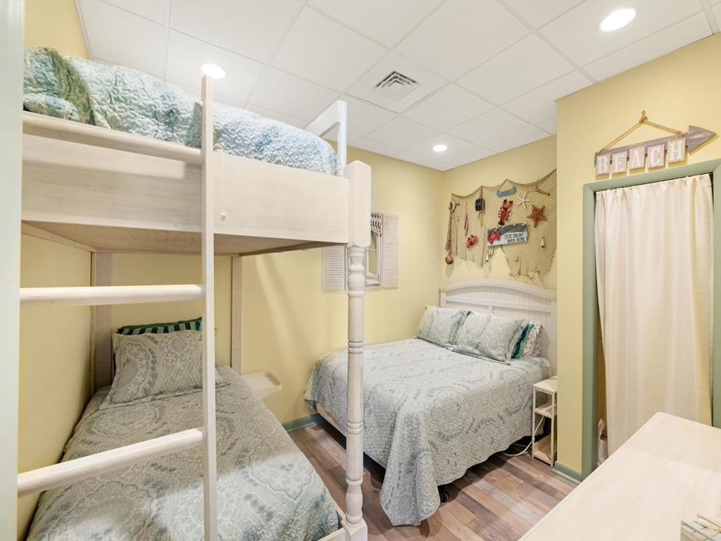 https://realtimerental.com/rrv10/RentalPhotos/1252/1252965.4.jpg