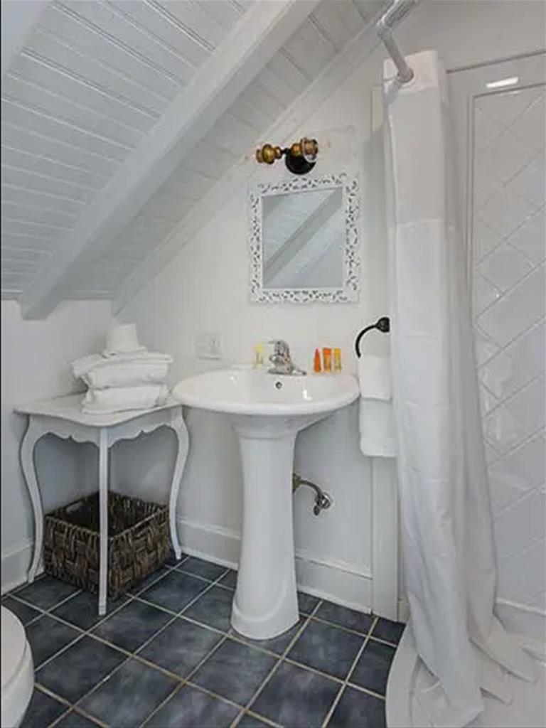 The Ashley Rose - A Beautiful 7 Bedroom Home! | Photo 26