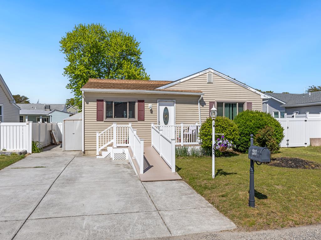 203 Shadeland Avenue, Villas