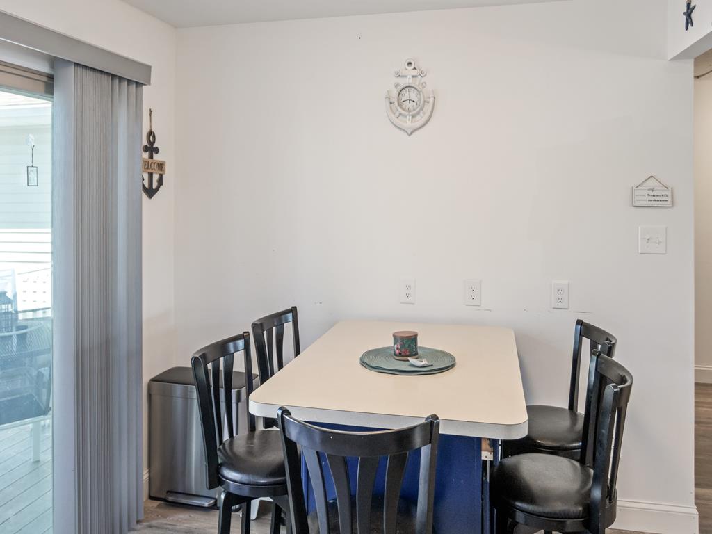 203 Shadeland Avenue, Villas | Photo 8