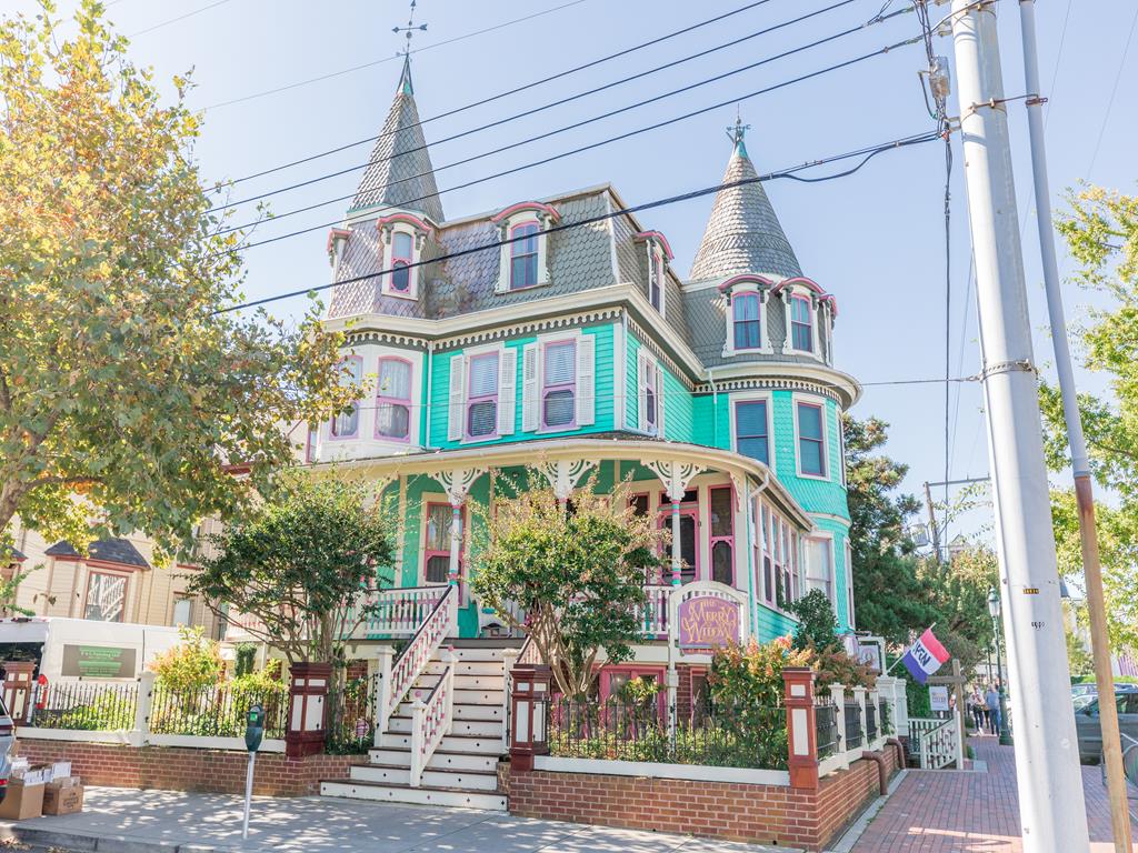 42 Jackson Street - The Merry Widow Unit 3