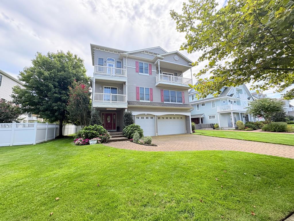 Cape Breeze - Sleeps 18 - 2 block to the beach! | Photo 3