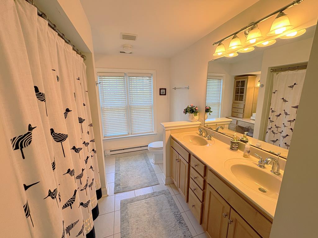Cape Breeze - Sleeps 18 - 2 block to the beach! | Photo 22