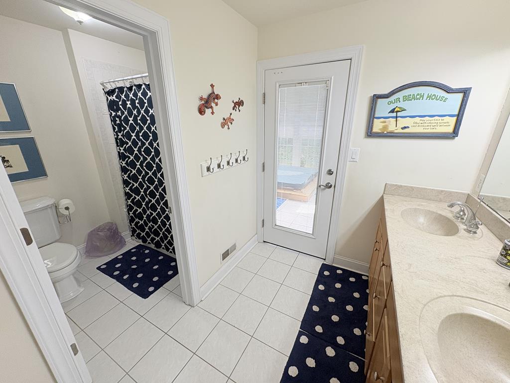 Cape Breeze - Sleeps 18 - 2 block to the beach! | Photo 6