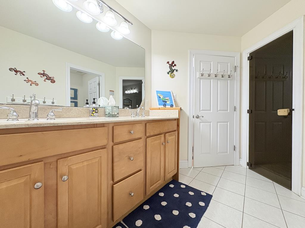 Cape Breeze - Sleeps 18 - 2 block to the beach! | Photo 7