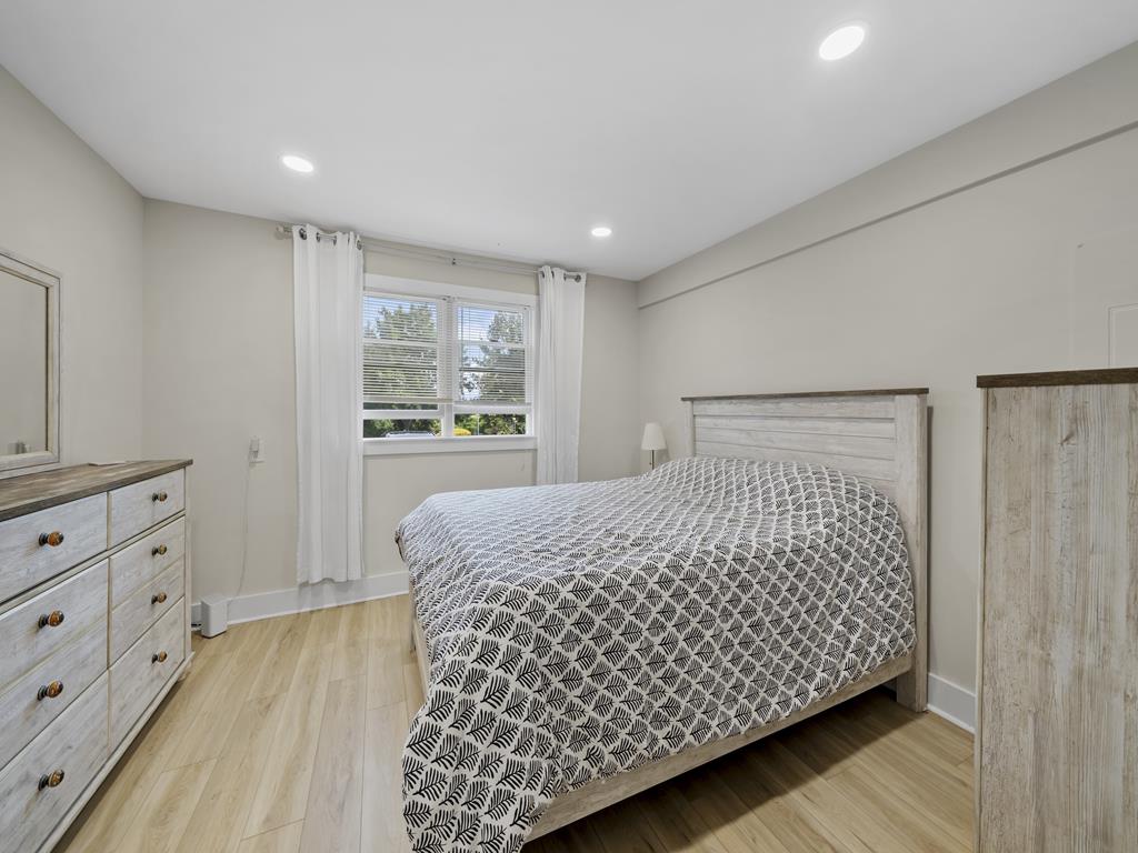 700 Third Ave 10